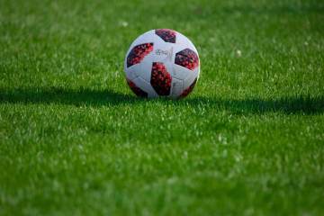 董路希望和足协签保密协议，让国少和留洋小将打一场，让长长见识（配图示意）
